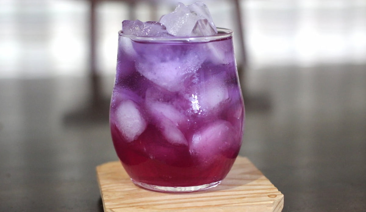 魔法のように色が変わる!カルディ「バタフライピーシロップ」でカフェ風ドリンクを楽しもう♪