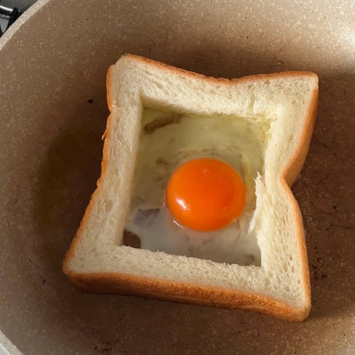 食パンの枠の部分を焼き、真ん中に
卵、トマト、ハム、チーズの順に重ね
最後に食パンのくり抜いた部分をのせる