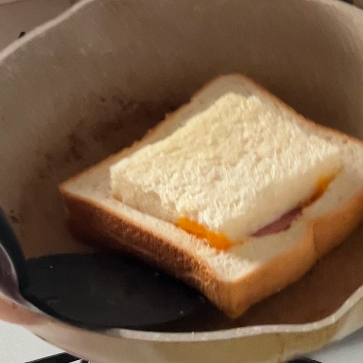 最後に食パンのくり抜いた部分をのせる。
