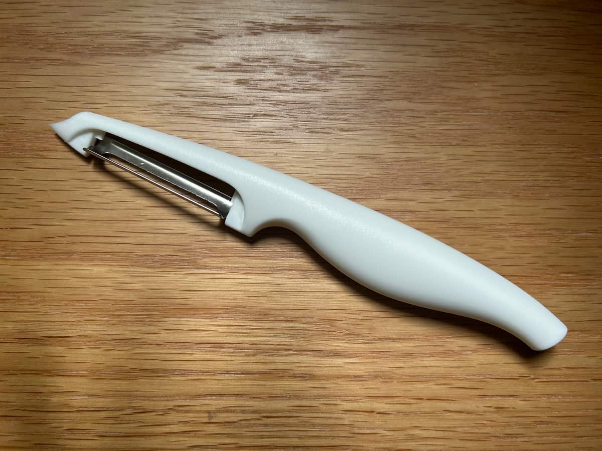 まるでペンのようにスリム!包丁感覚で皮をむけるキャンドゥ「縦型ピーラー」が便利♪