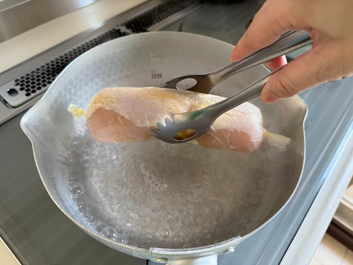 沸騰したお湯で茹でる