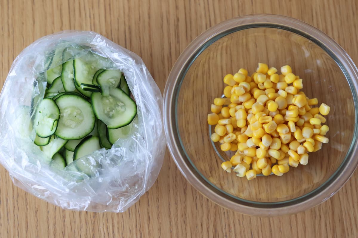 ズッキーニとコーンのごま味噌ツナマヨサラダ作り方