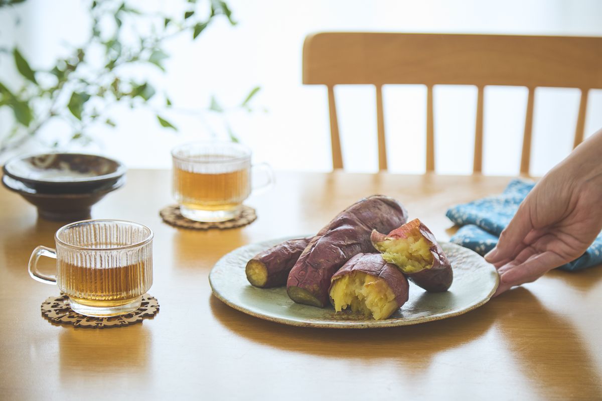 テーブルに焼き芋を並べている様子