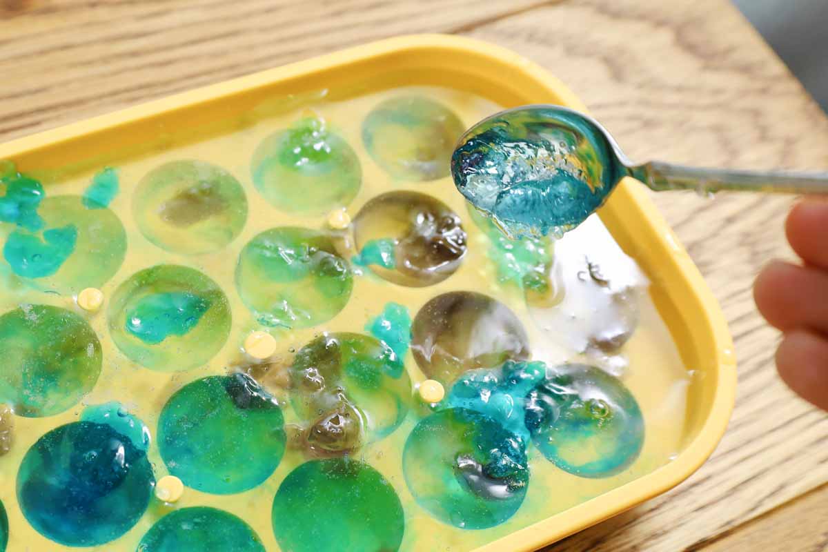 「まるでビー玉のような琥珀糖」