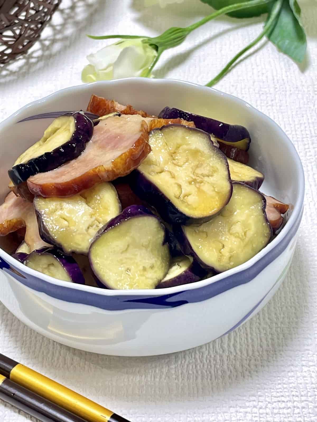 火を使わずレンチンで簡単！「なすと厚切りベーコンのバター蒸し」の作り方