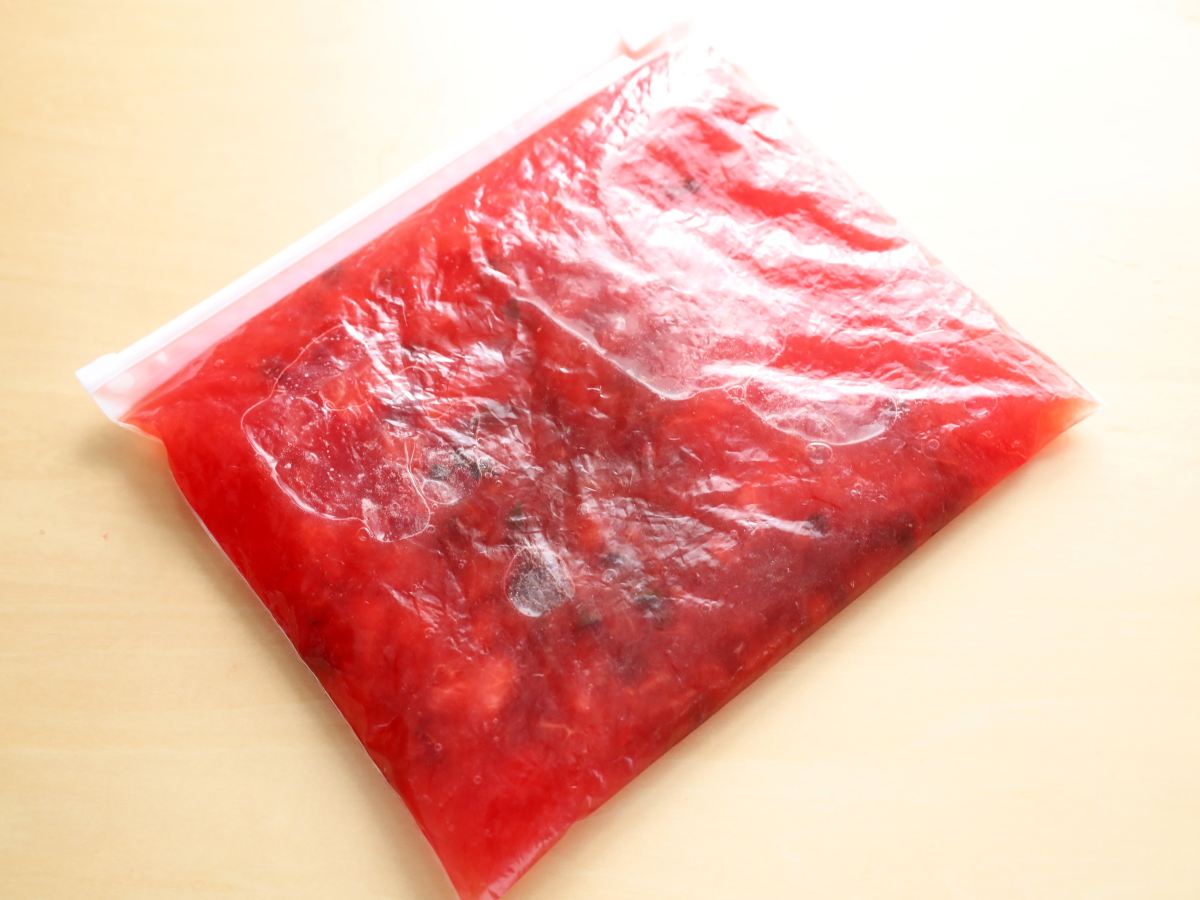 袋の口を閉じ、よくもんで全体を混ぜます