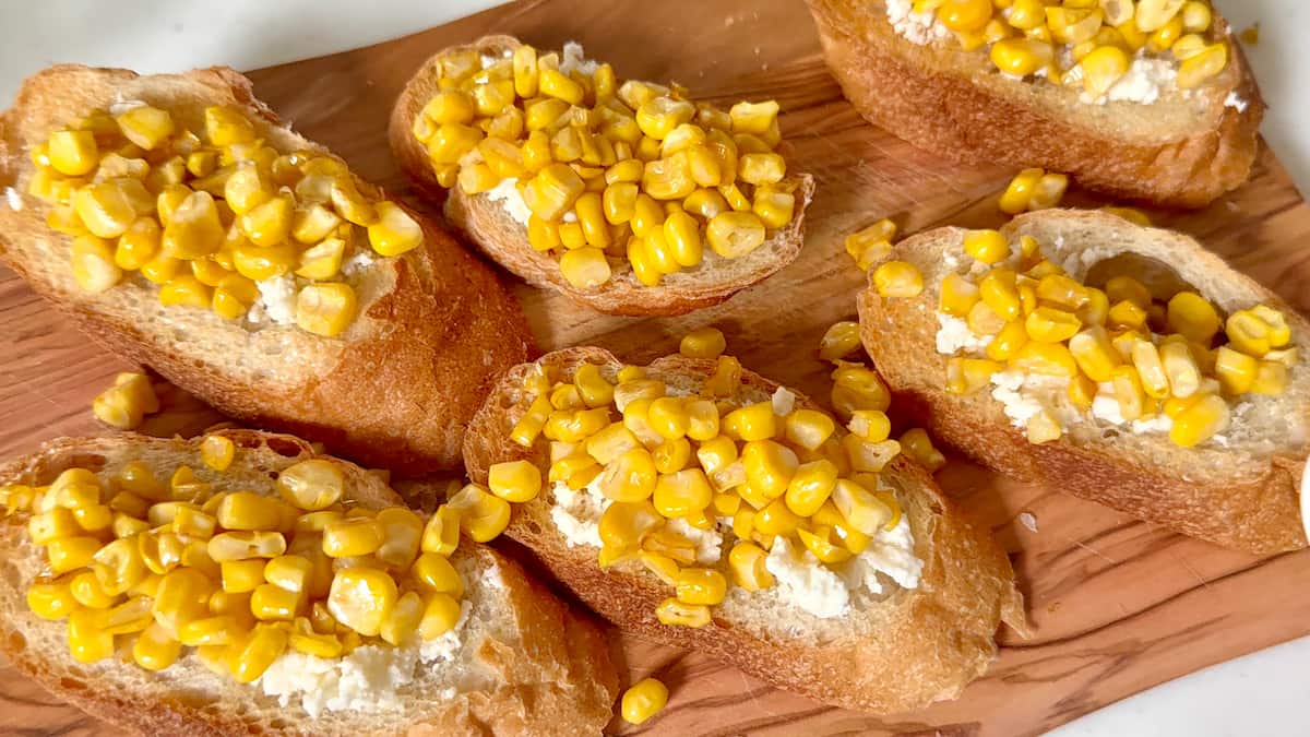 とうもろこしとカッテージチーズのブルスケッタ