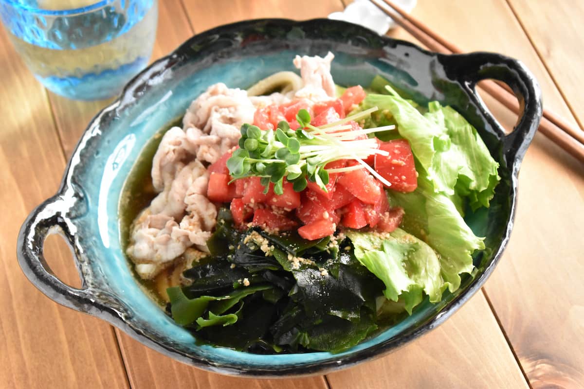 めんつゆ＋ポン酢のトマトだれが絶品♪わかめたっぷり「冷しゃぶうどん」レシピ
