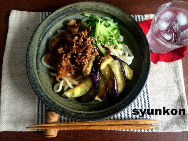 自信あり！「焼きなすと豚こまみその冷やしぶっかけうどん」簡単レシピ