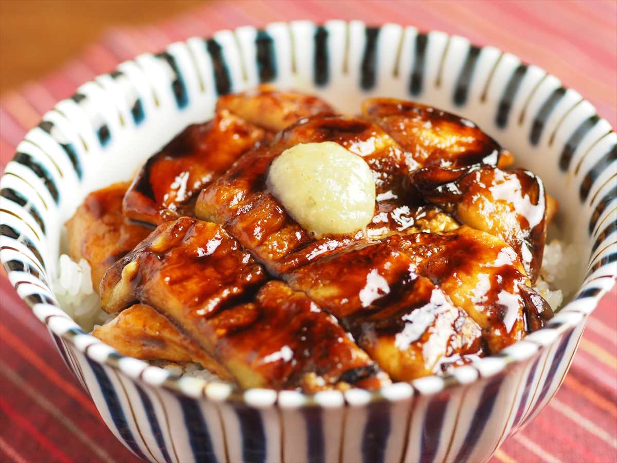 まるで本物のうなぎみたい！ボリューム満点「鶏肉となすの蒲焼き丼」