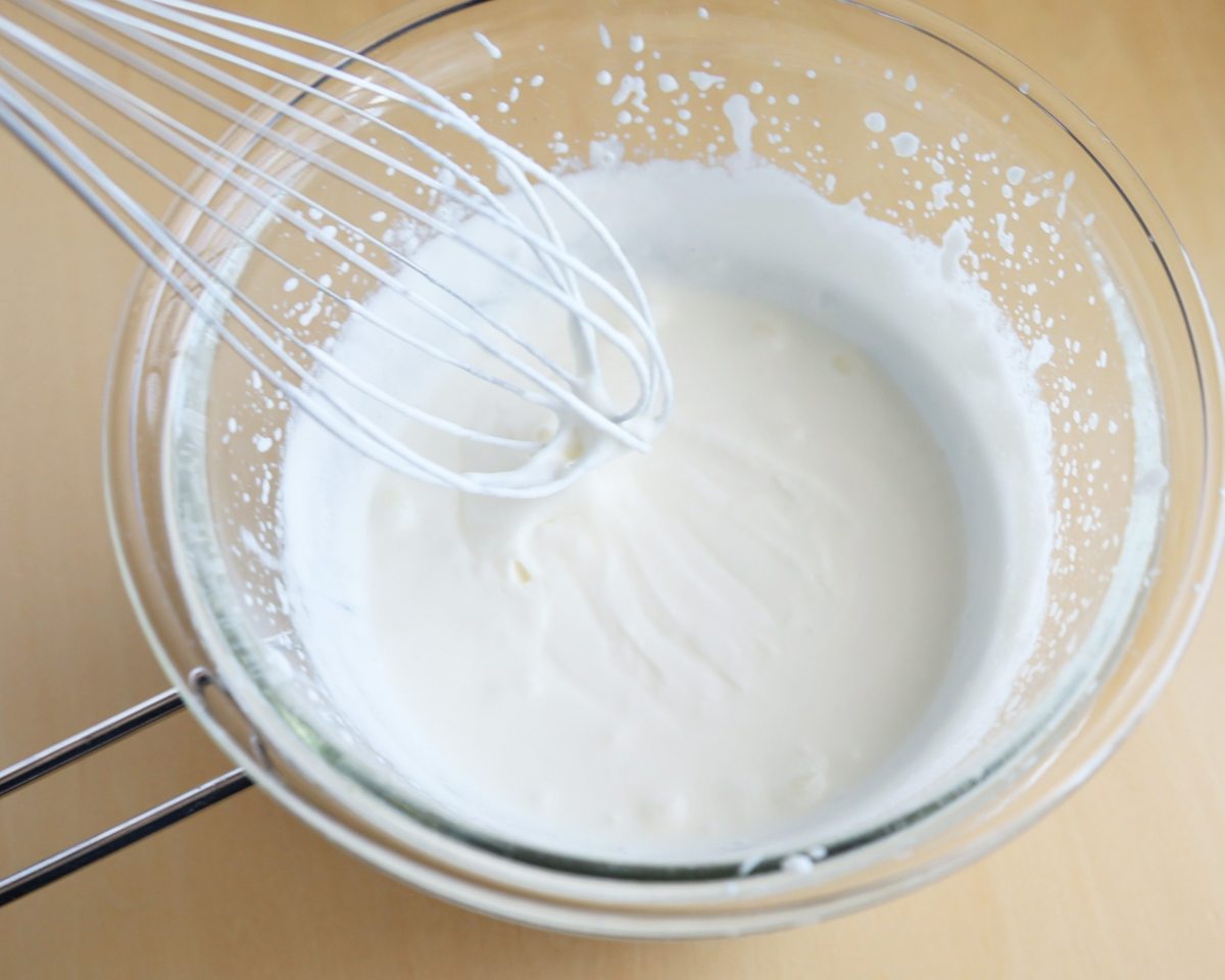 生クリームを6分立てにします。