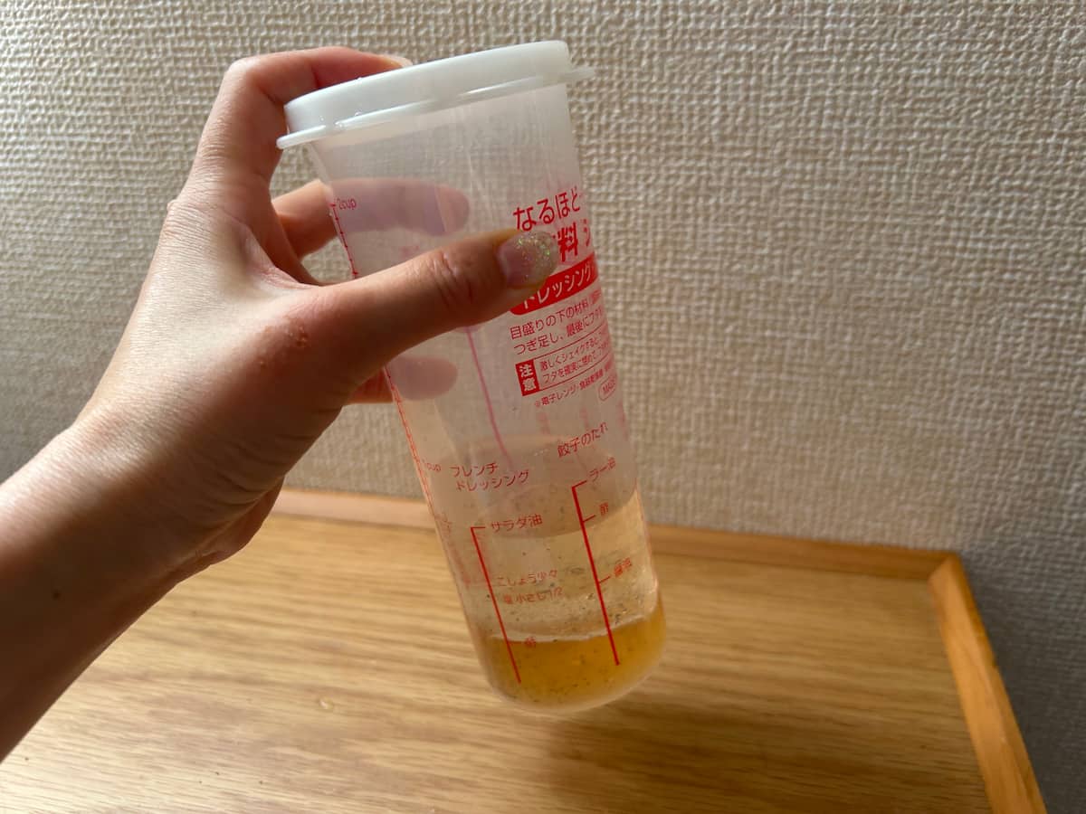 目盛り付きで簡単♪振るだけでOK！キャンドゥ「調味料シェイカー」