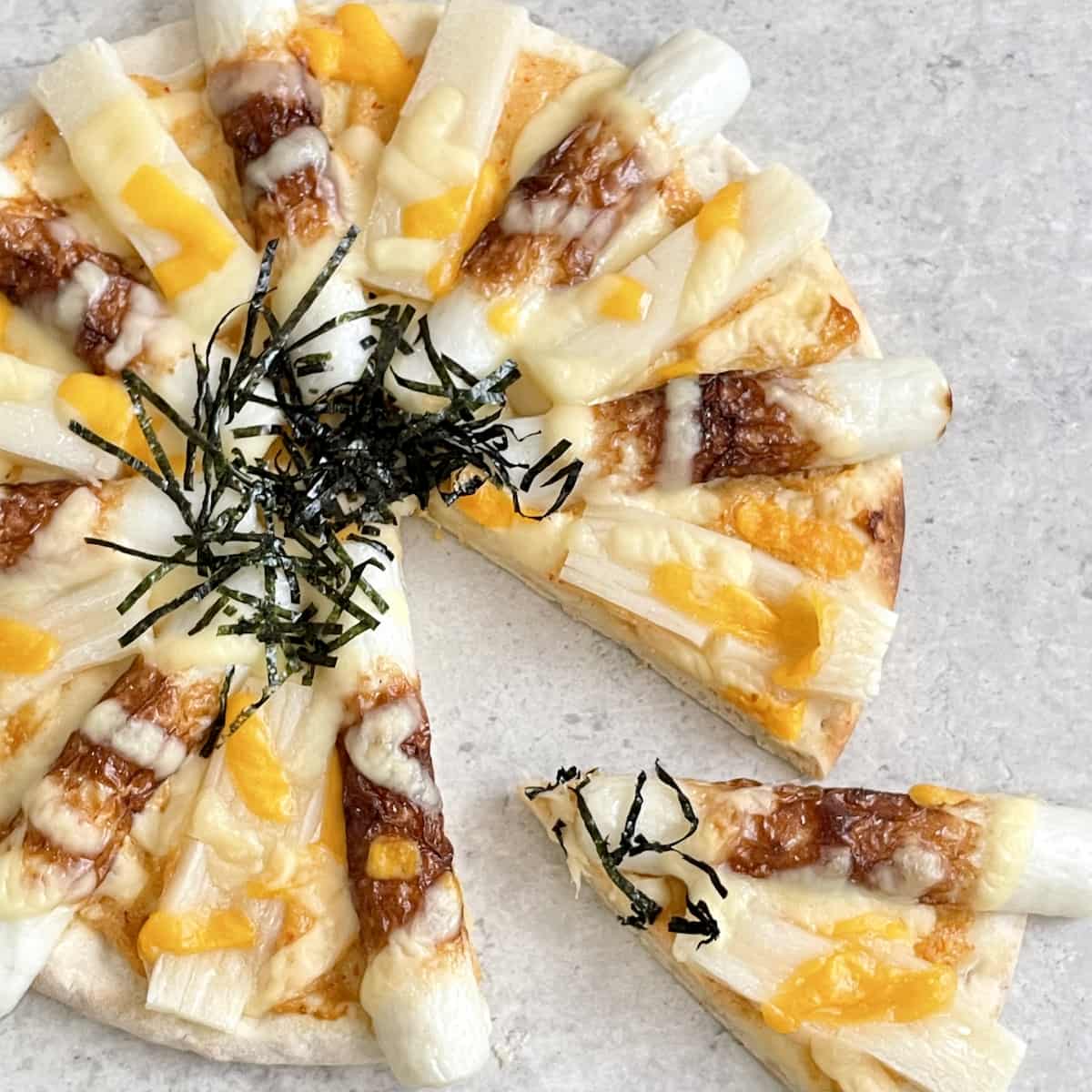 具材をのせて焼くだけ! とろ~りチーズがたまらない「ちくわとお餅の明太マヨピザ」レシピ