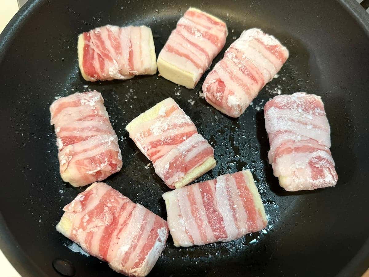 片栗粉をまぶしてフライパンで焼く 高野豆腐ジューシー肉巻き まいのおやつ