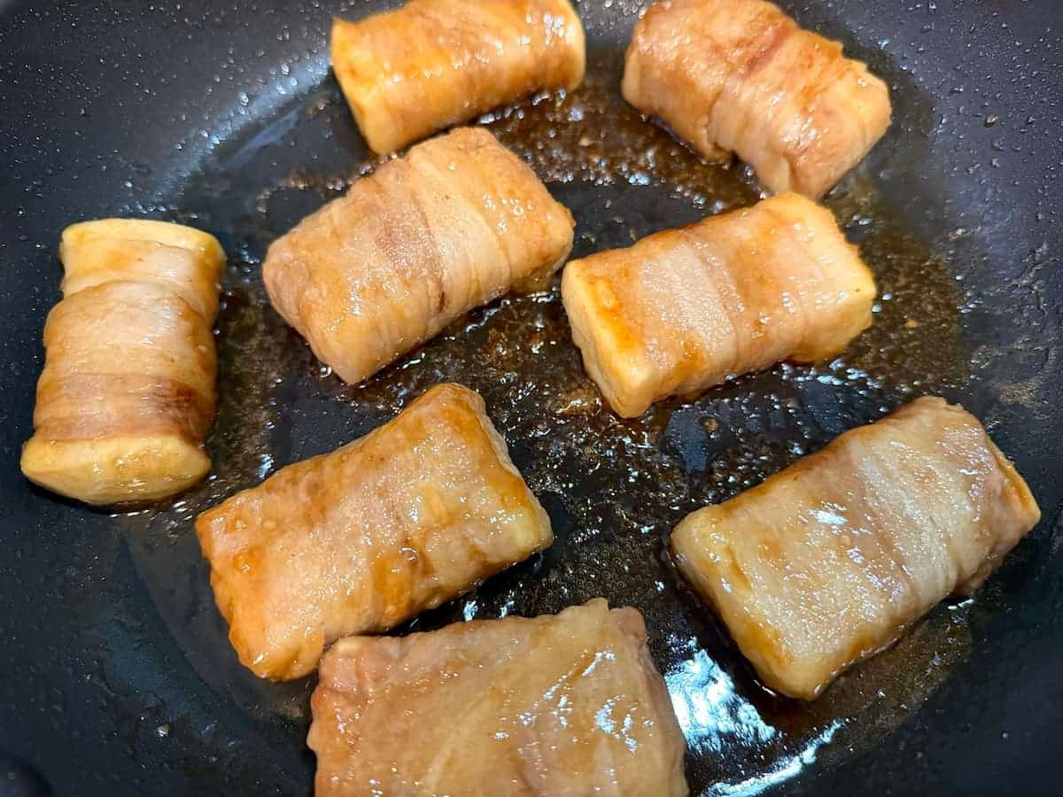 タレを煮絡める 高野豆腐ジューシー肉巻き まいのおやつ