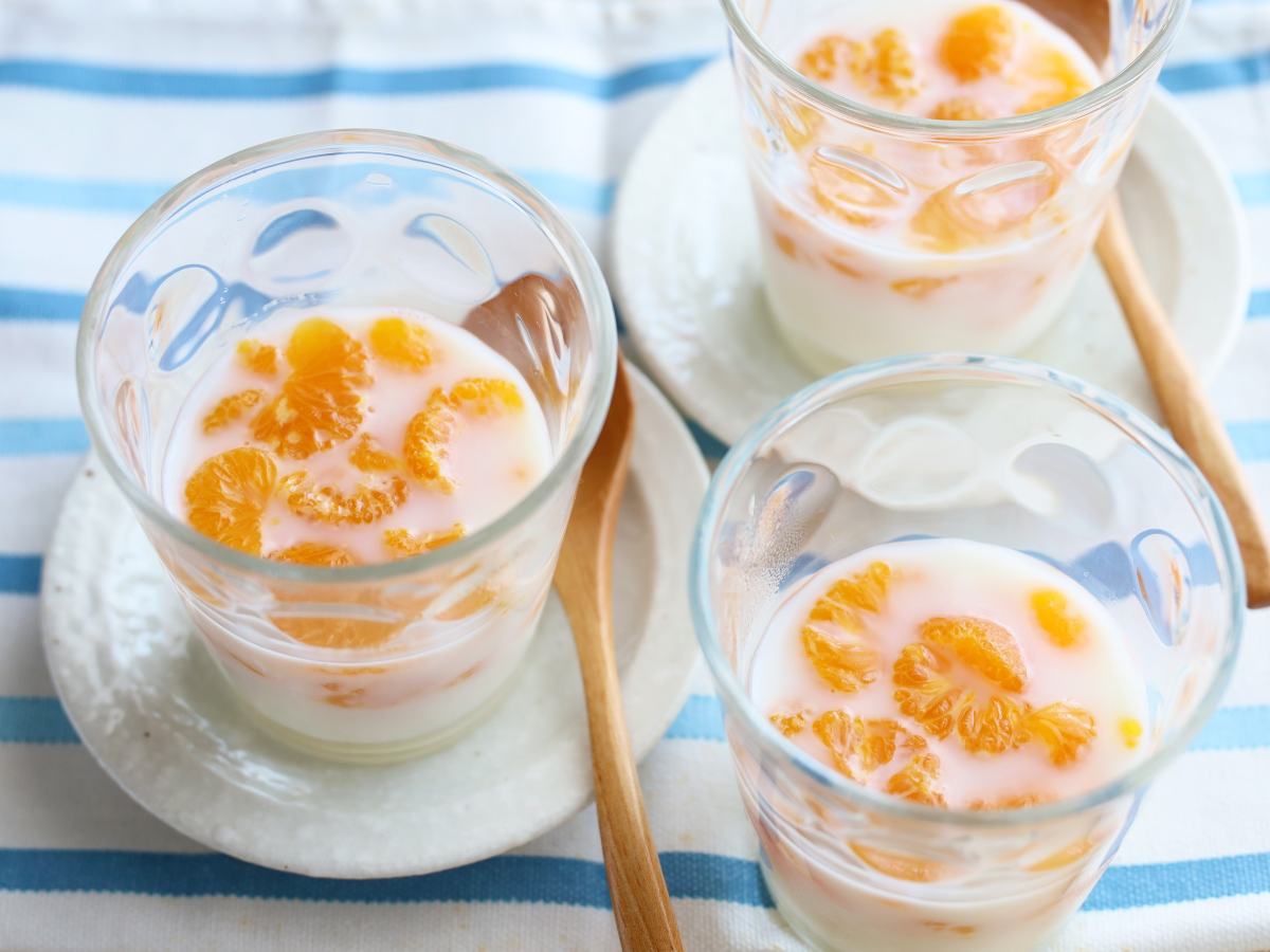 缶詰とゼラチンで手軽に作れる!「みかん練乳のミルクゼリー」レシピ