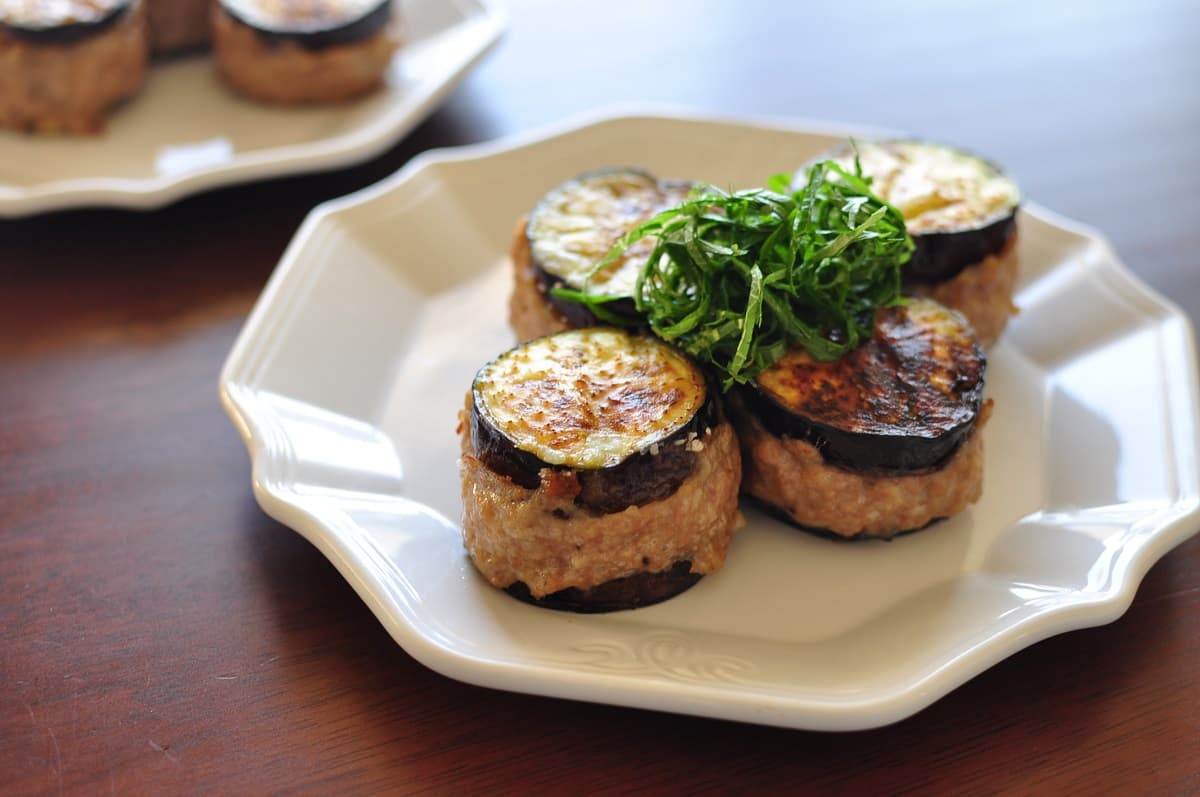 お肉と野菜がはがれる…を解決！「なすのはさみ焼き」を上手に作るコツ【ピーマンの肉詰めにも◎】