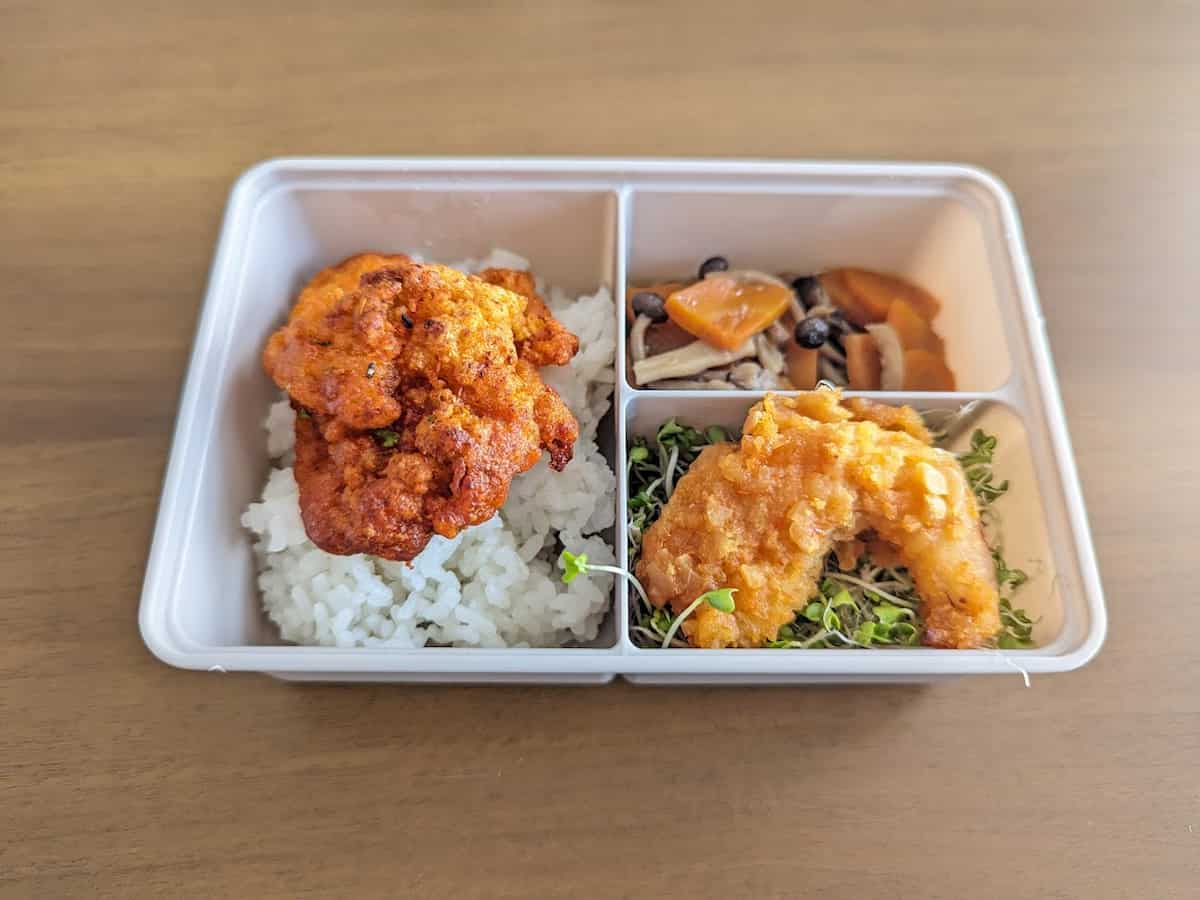 お弁当箱としても使える！ダイソー「仕切り付き保存容器」がランチに便利♪