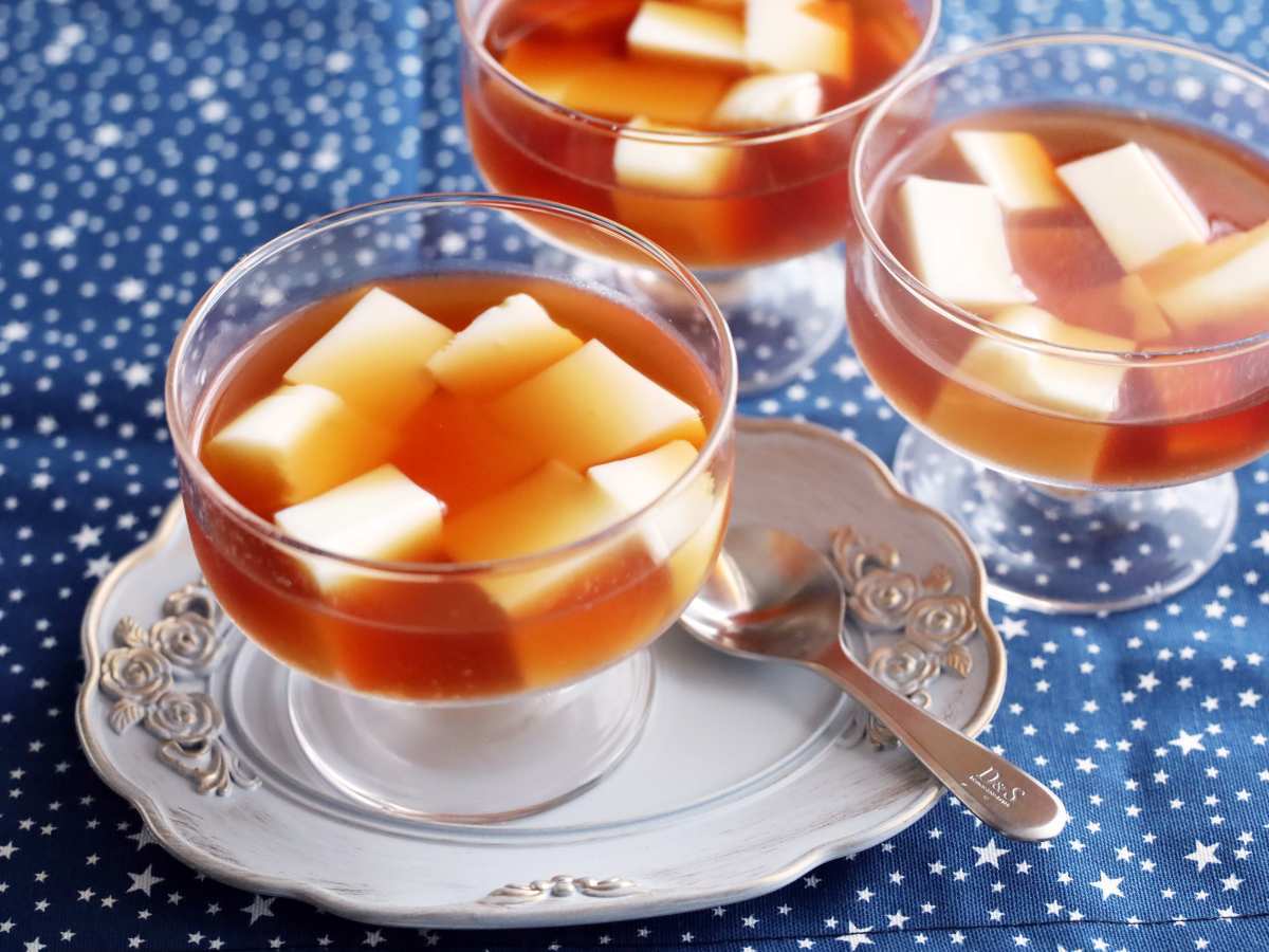 見た目もおしゃれ♪火を使わずに作れる「紅茶とミルクの簡単ゼリー」レシピ