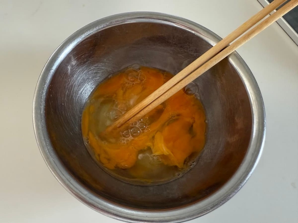 卵を軽く溶く