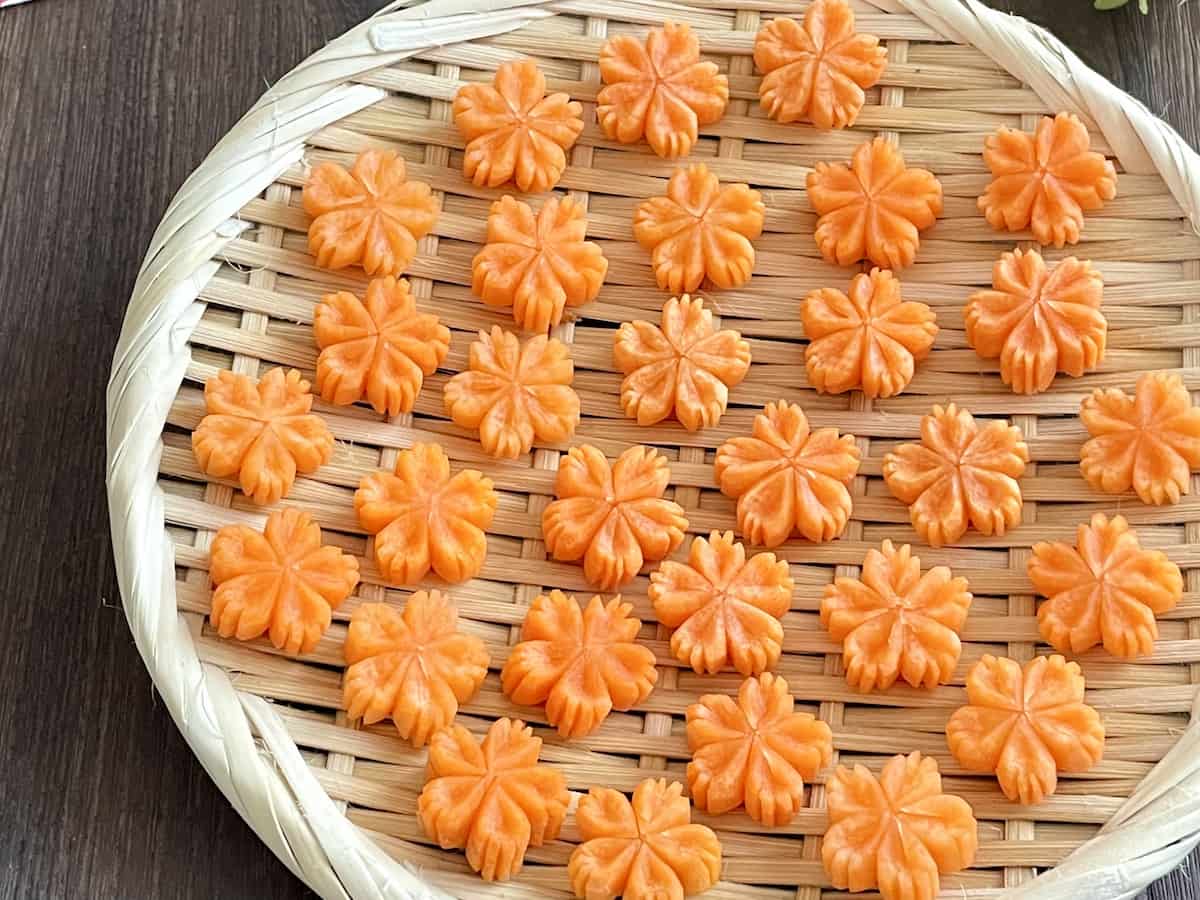 “はんなりお花”がかわいすぎる！「にんじんの飾り切り」でおせちが華やかに♪