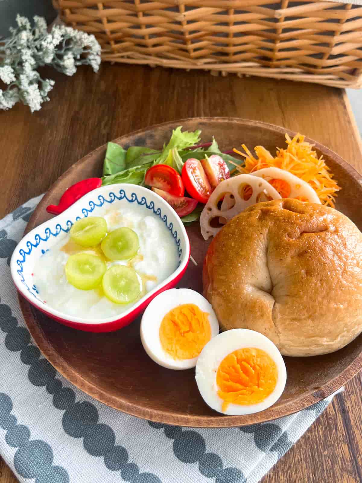 もっちもち食感！フライパンでベーグルを蒸す方法＆蒸し卵の作り方【せいろなしでもOK】
