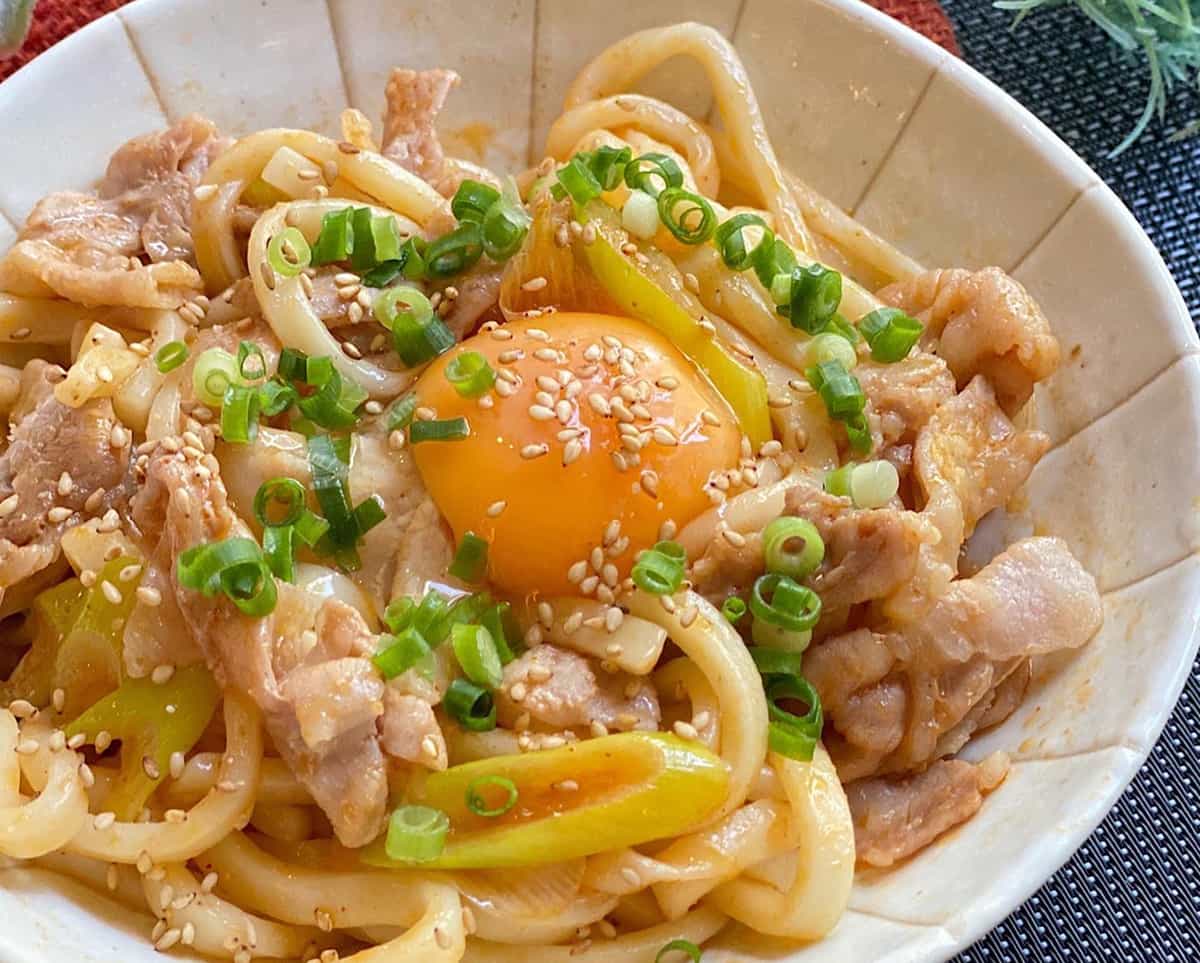 電子レンジで完成!おひとりさまランチにぴったりな「豚バラうどん」