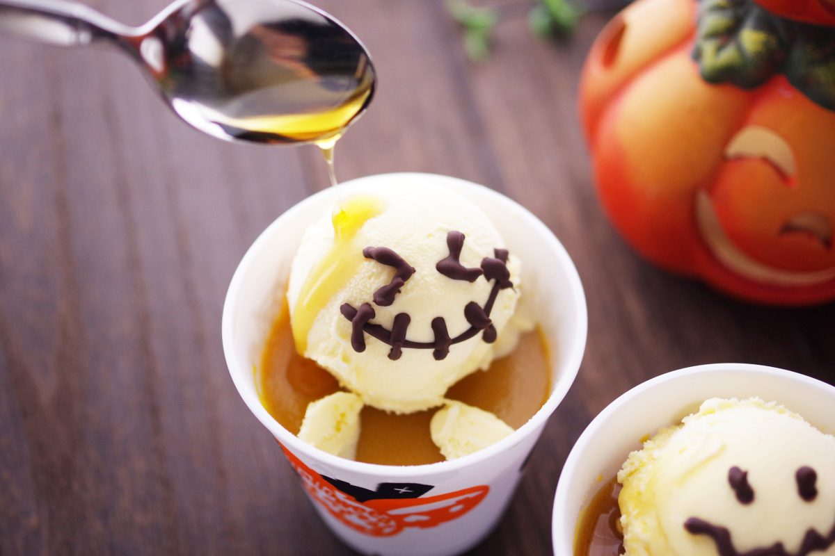 オバケのバニラアイスのせた「濃厚かぼちゃのミルクティープリン」レシピ