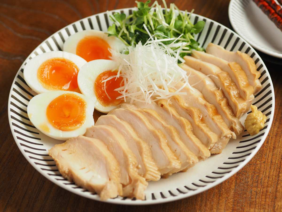 鶏むね肉なのにしっとりやわらか!「鶏チャーシュー」の簡単レシピ【巻かない&レンチンでOK!】
