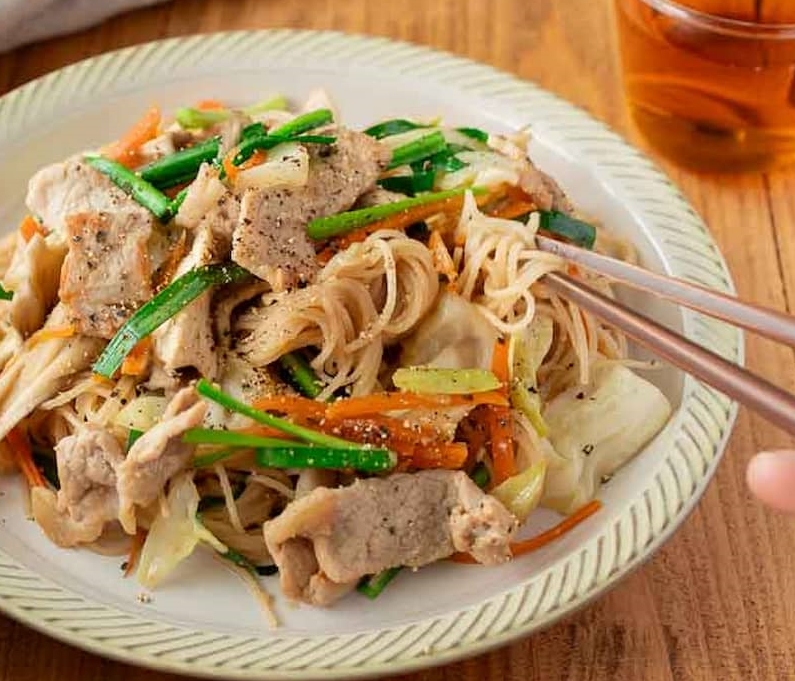 別ゆで不要でラク！「豚肉ときのこのこっくりみそビーフン」簡単レシピ