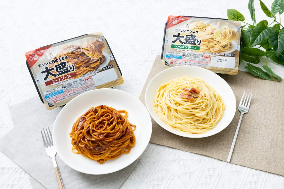 セブンプレミアム大盛り「ミートソース」と「ペペロンチーノ」