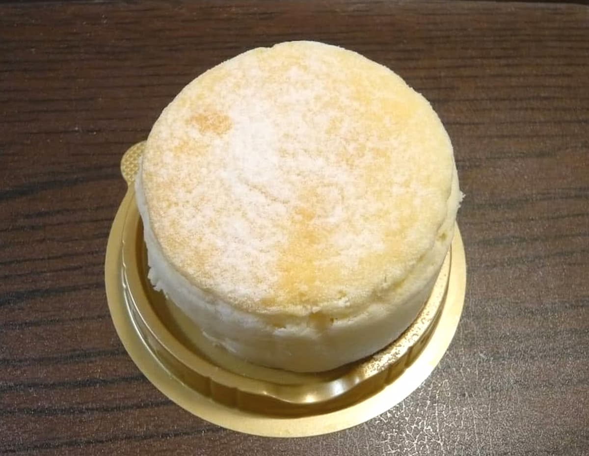 しゅわ~っととろける食感♪セブン新作「しろふわチーズスフレ」のおいしさに大満足!