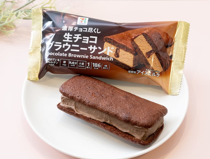 濃厚&しっとり♪セブン新商品「生チョコブラウニーサンド」がチョコ好きにはたまらない!