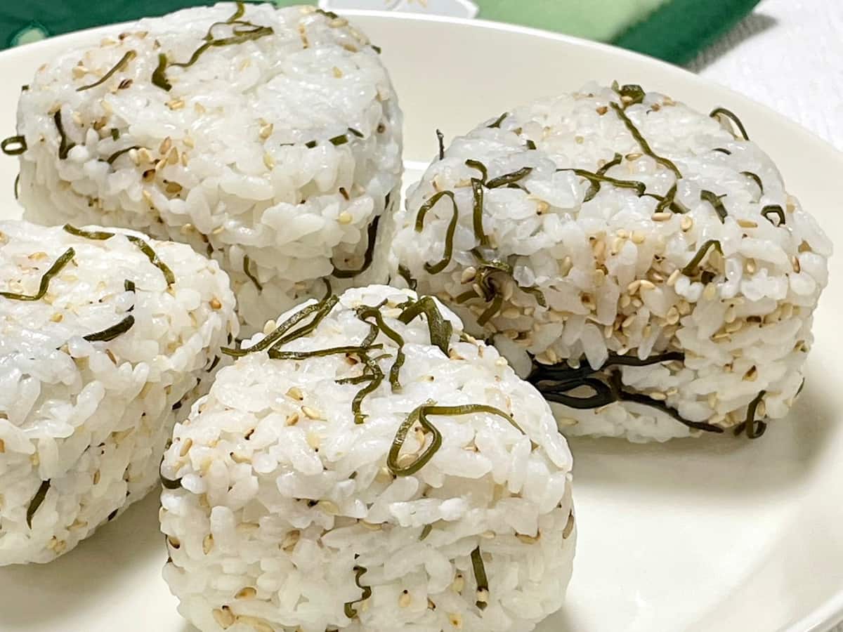 塩分控えめ！混ぜるだけなのに最高においしい「刻み昆布おにぎり」
