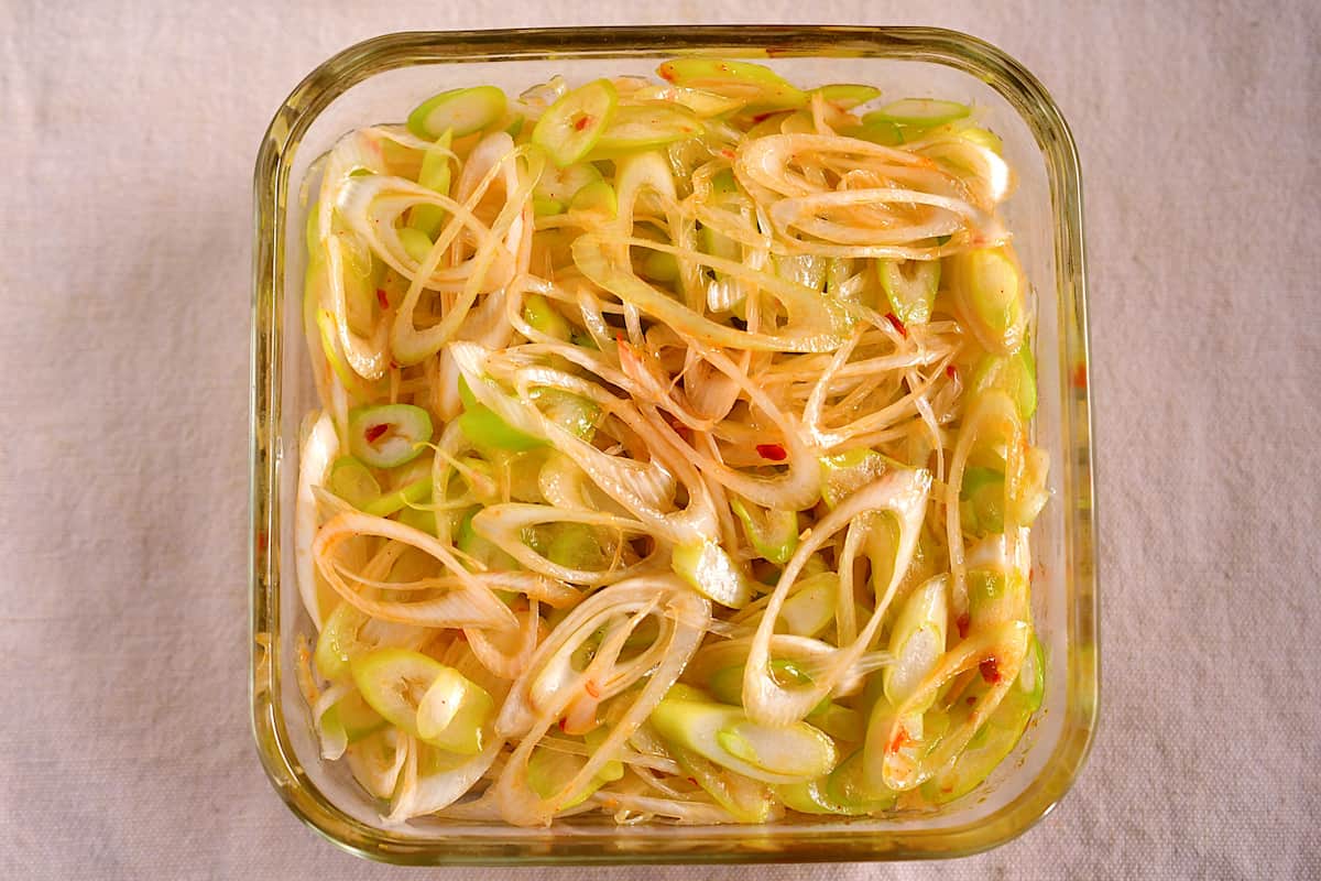 「長ねぎ」が一瞬で万能常備菜に！「ピリ辛ねぎ」が毎日の料理に大活躍