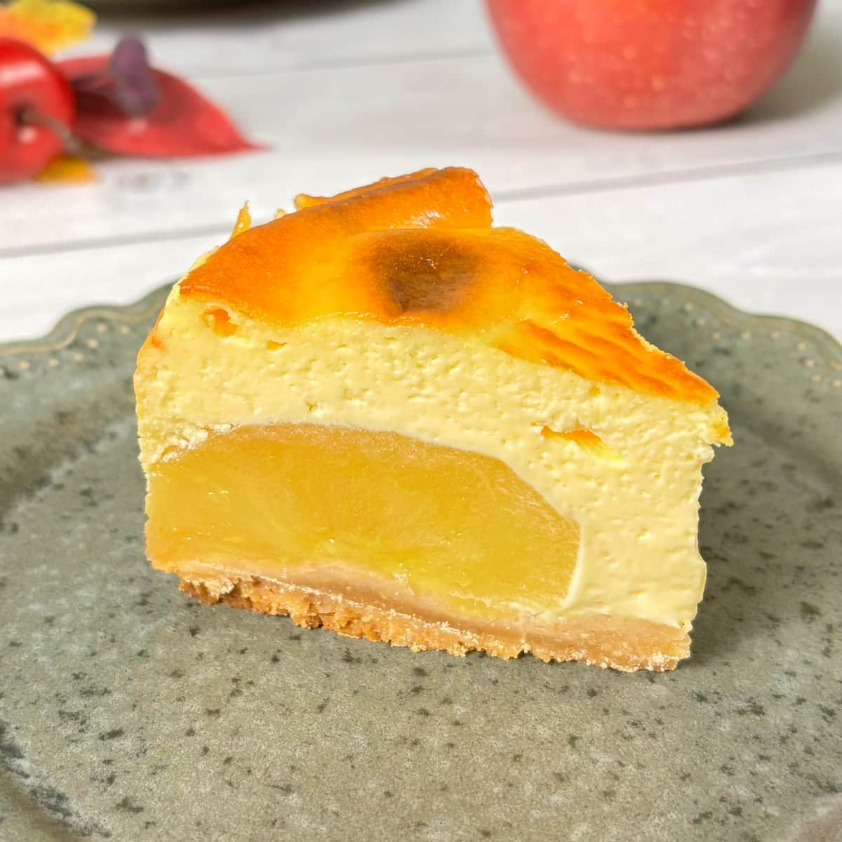 まるごとどーん!幸せいっぱい「りんごのとろけるチーズケーキ」レシピ