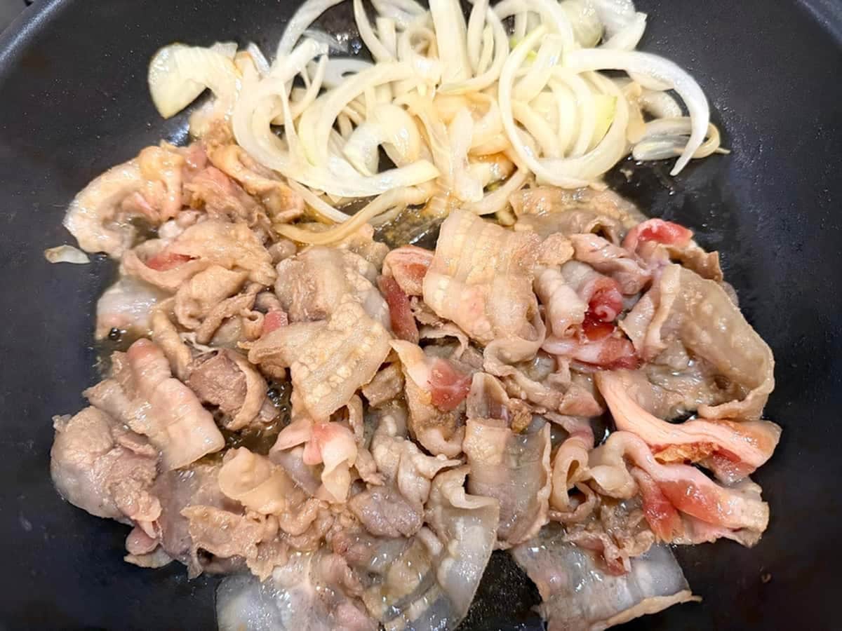 豚肉と玉ねぎを炒めている様子 トマトバターの洋風しょうが焼き まいのおやつ