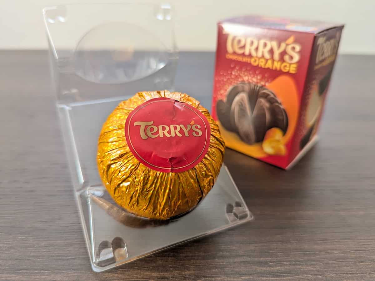 「叩きつけて食べる」って本当?カルディの「テリーズ チョコレートオレンジ」が楽しすぎる
