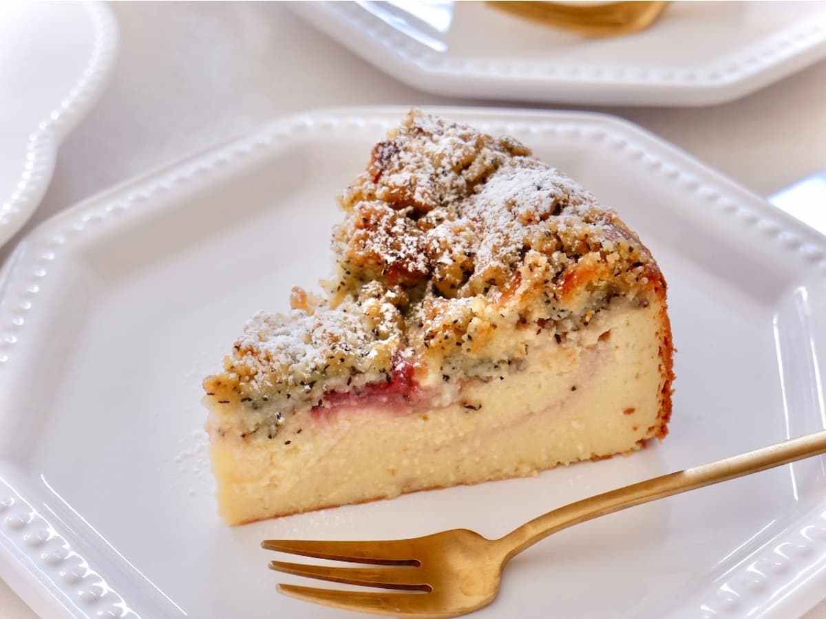 豆腐でなめらか!体にやさしい「いちごと紅茶のクランブルチーズケーキ」の作り方