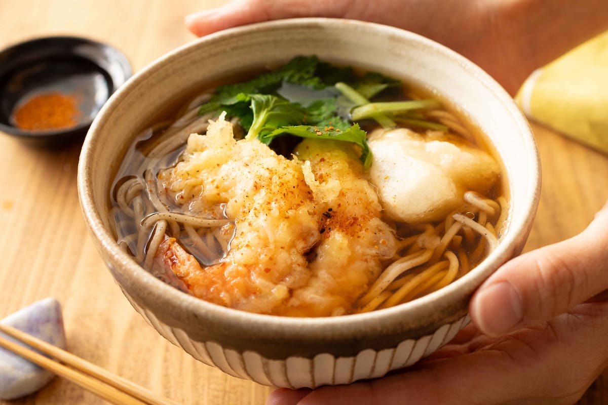 たった20分でお店の味！サクサクえび天と揚げ餅がおいしすぎる「年越しそば」レシピ