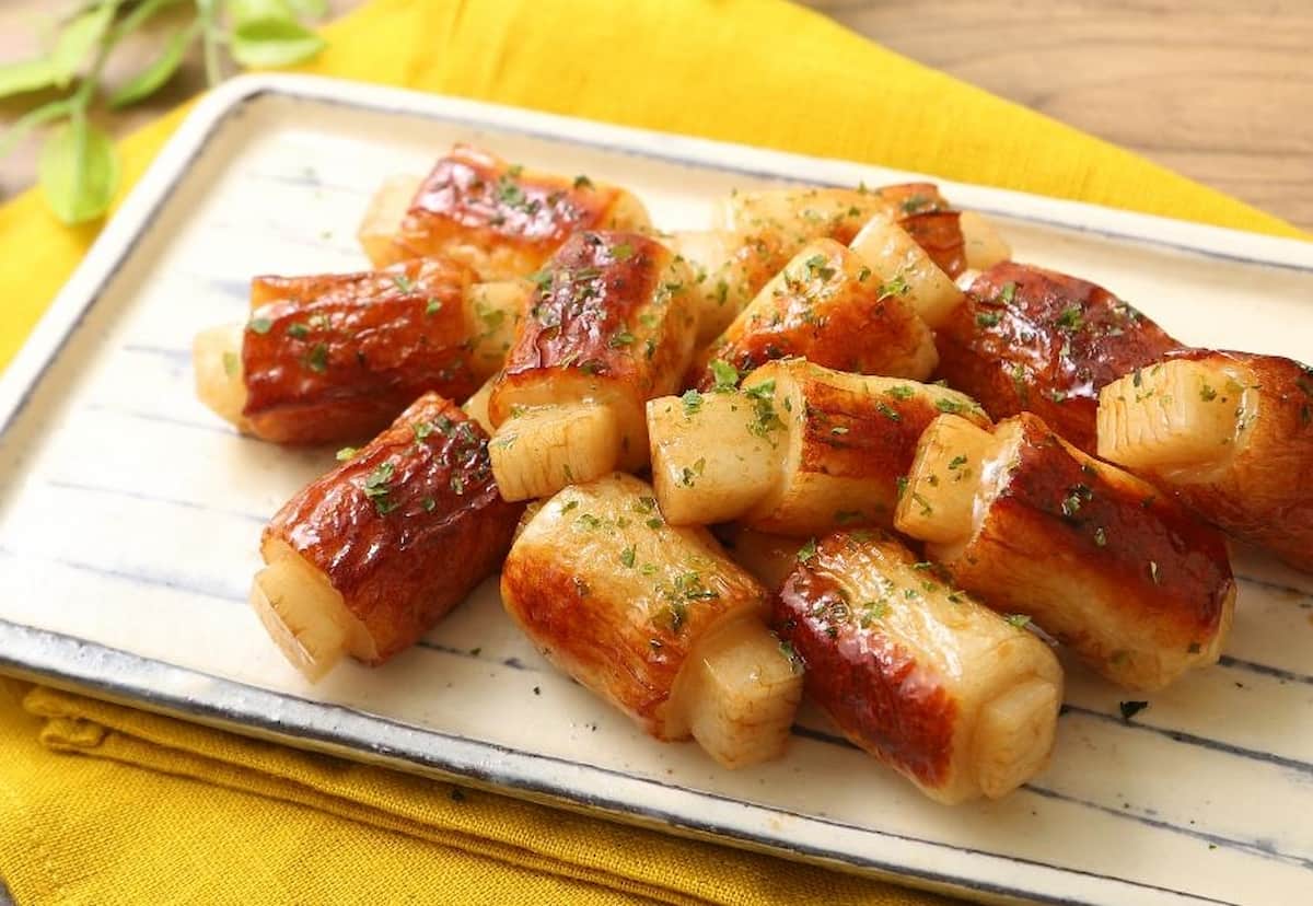 中はとろ〜り！食材2つで作れる「餅ちくわのバタぽん炒め」がSNSで大人気♪