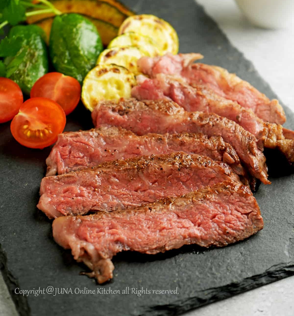【JUNAさん実食】部位は開けてのお楽しみ!噂の「モッタイナイビーフ塊」を焼いてみた