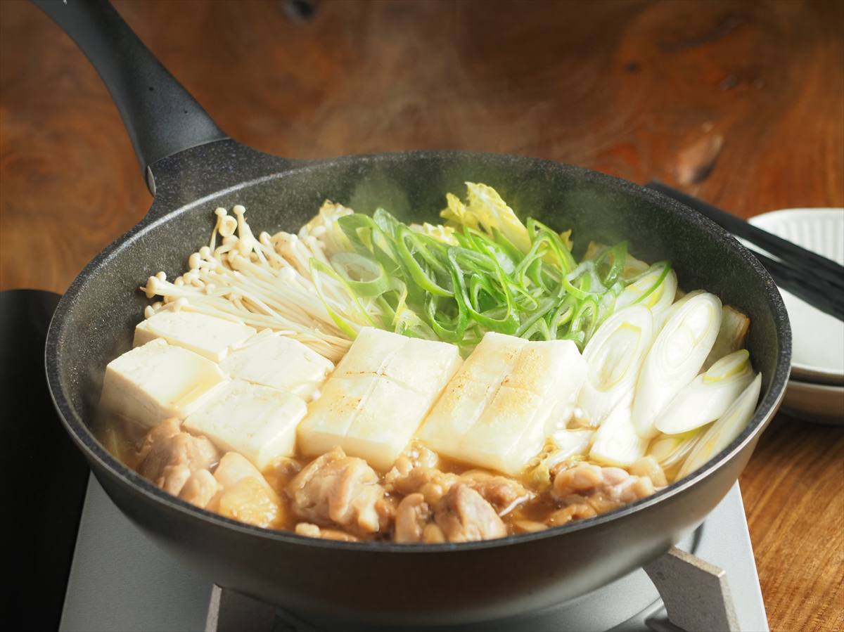お餅入りで満足度アップ！フライパンで簡単「鶏すき鍋」