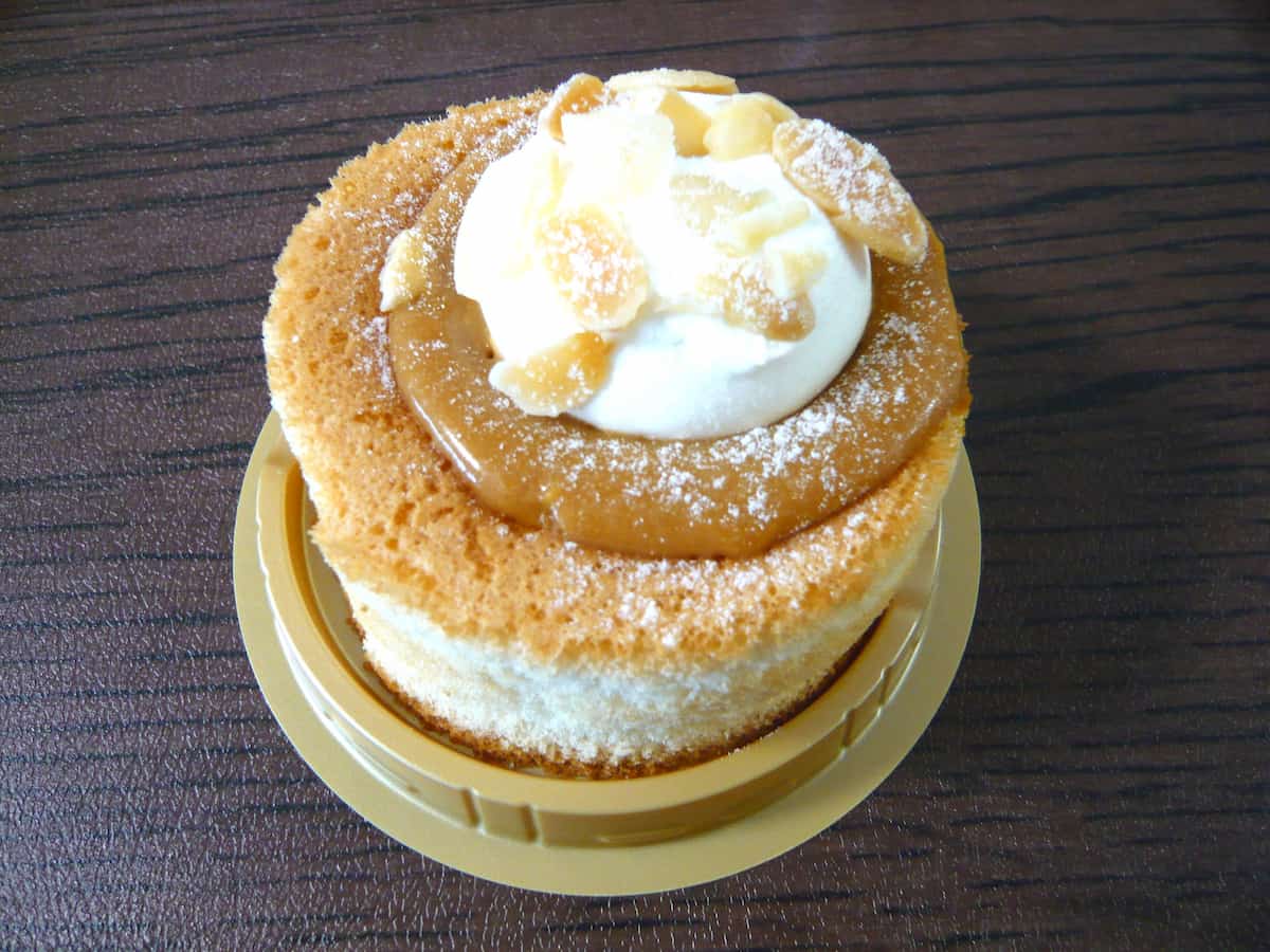 これはご褒美…!セブン新作「キャラメルホイップシフォンケーキ」が想像以上にリッチ