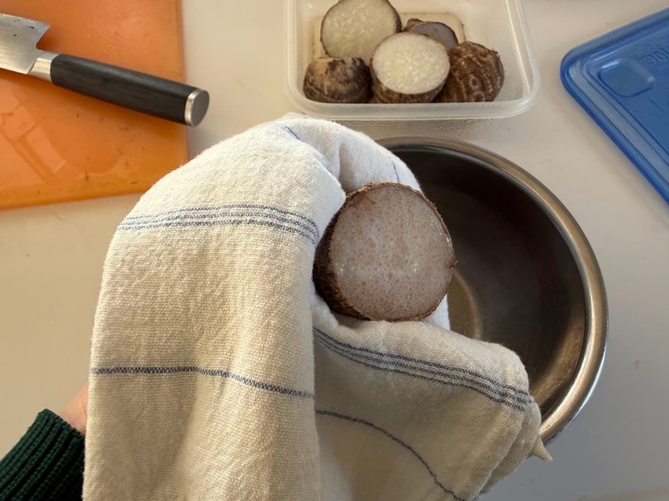 布巾で持つ