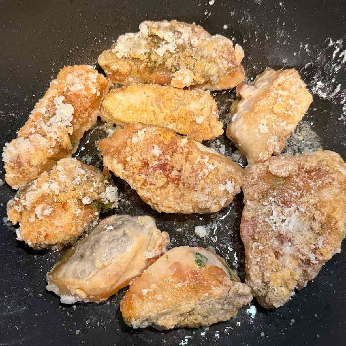 たらを揚げ焼きにしている様子