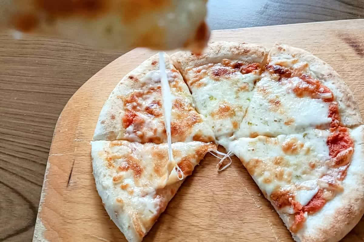 とろ~りチーズがたっぷり!無印良品「マルゲリータピザ」が冷凍とは思えないおいしさ