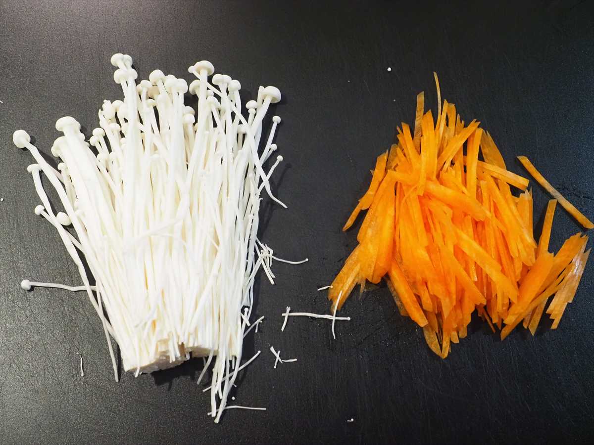 優しい味で大満足！鶏団子と白菜の具だくさん春雨スープ