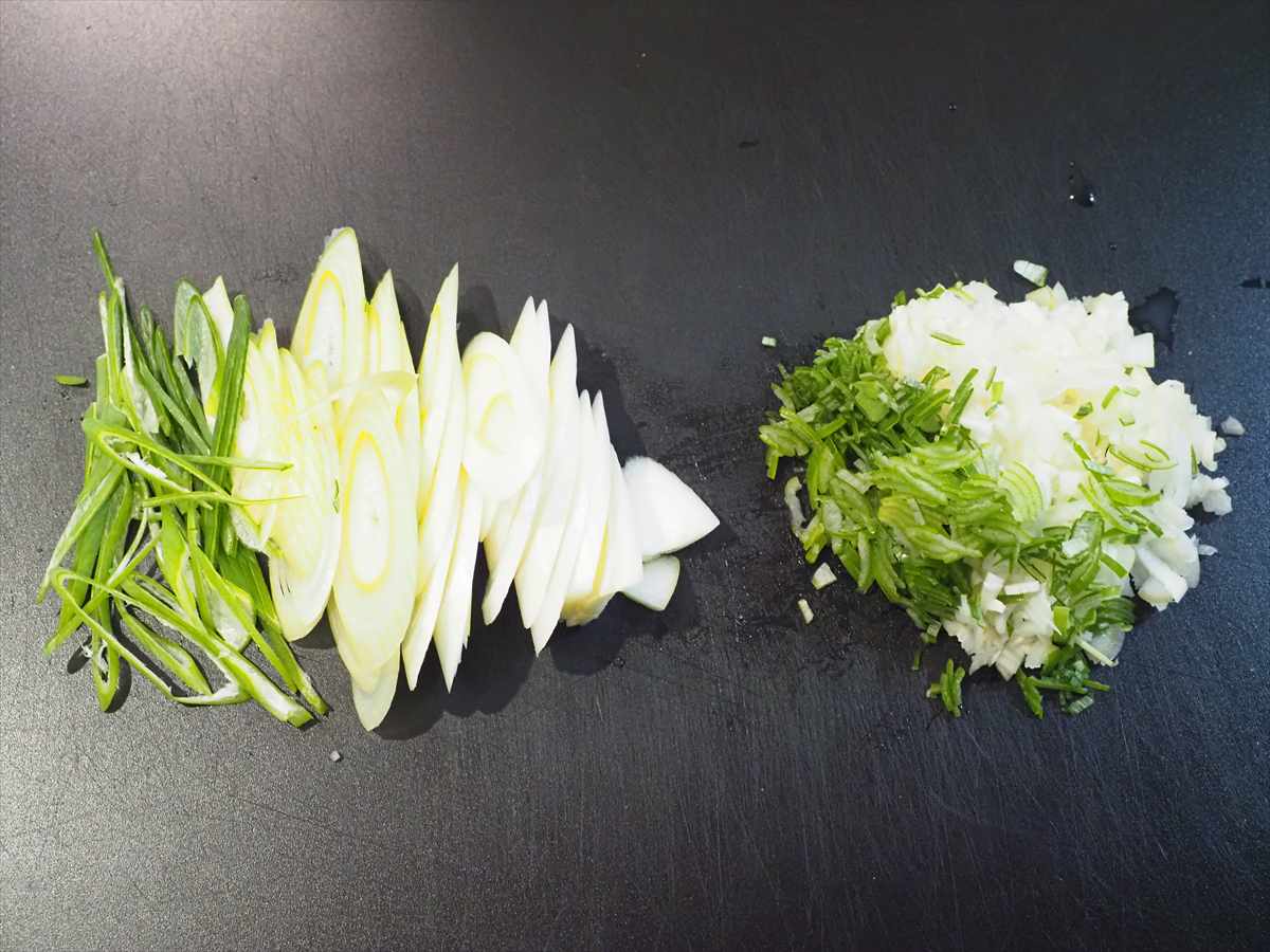 優しい味で大満足！鶏団子と白菜の具だくさん春雨スープ