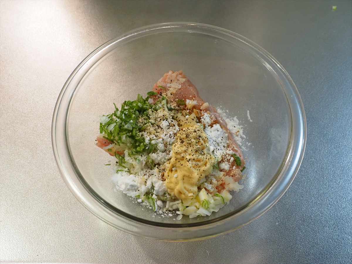 優しい味で大満足！鶏団子と白菜の具だくさん春雨スープ